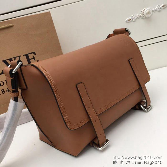 LOEWE羅意威 專櫃同步 經典百搭 明星同款 Military Messenger 信使包 0169 男女同款  jdl1026